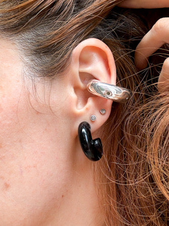 Resin earring black Paula Mendoza Colombia Helecho Collective