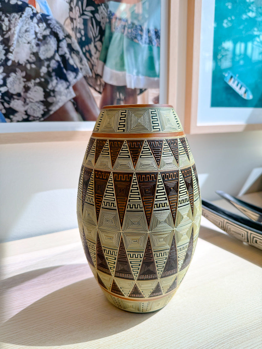 Tamo Vase in Pine Wood
