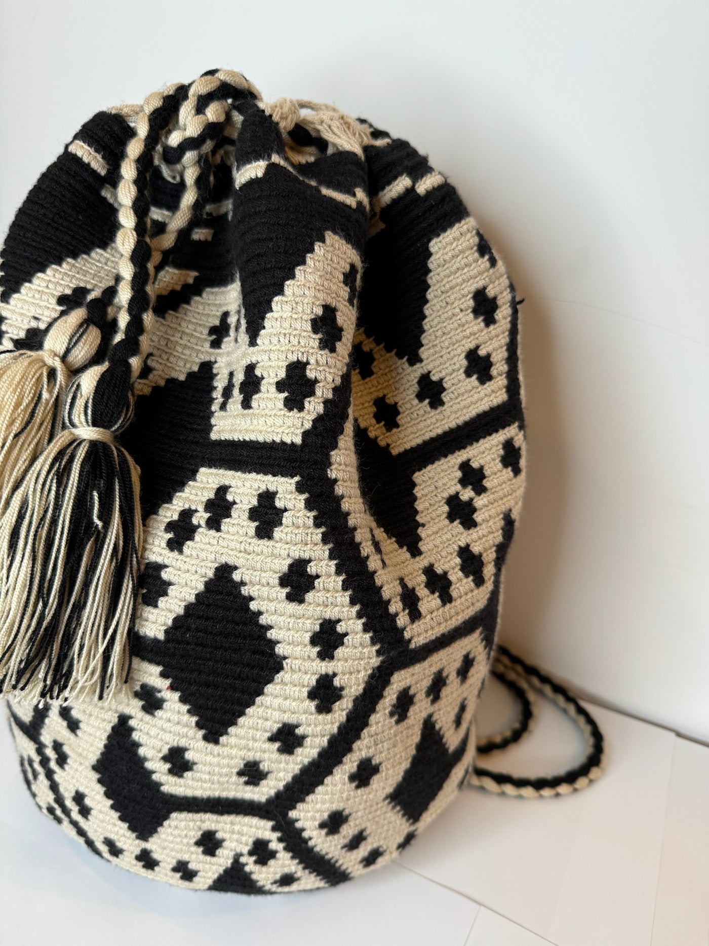 Mochila Wayuu Back Pack (Black and Natural Diamon Shape)