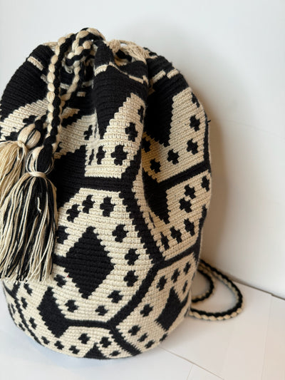 Mochila Wayuu Back Pack (Black and Natural Diamon Shape)