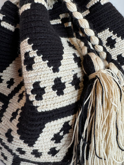 Mochila Wayuu Back Pack (Black and Natural Diamon Shape)