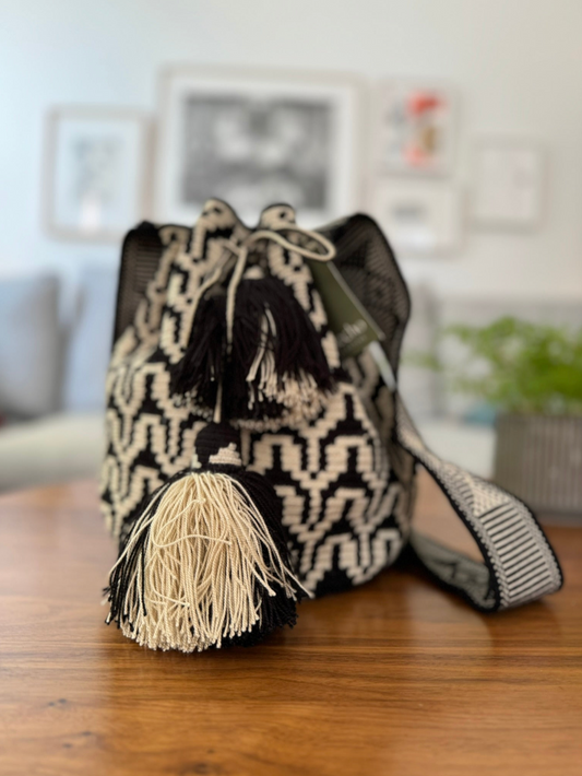 Hand Woven Wayuu Mochila Medium - Black Natural 001